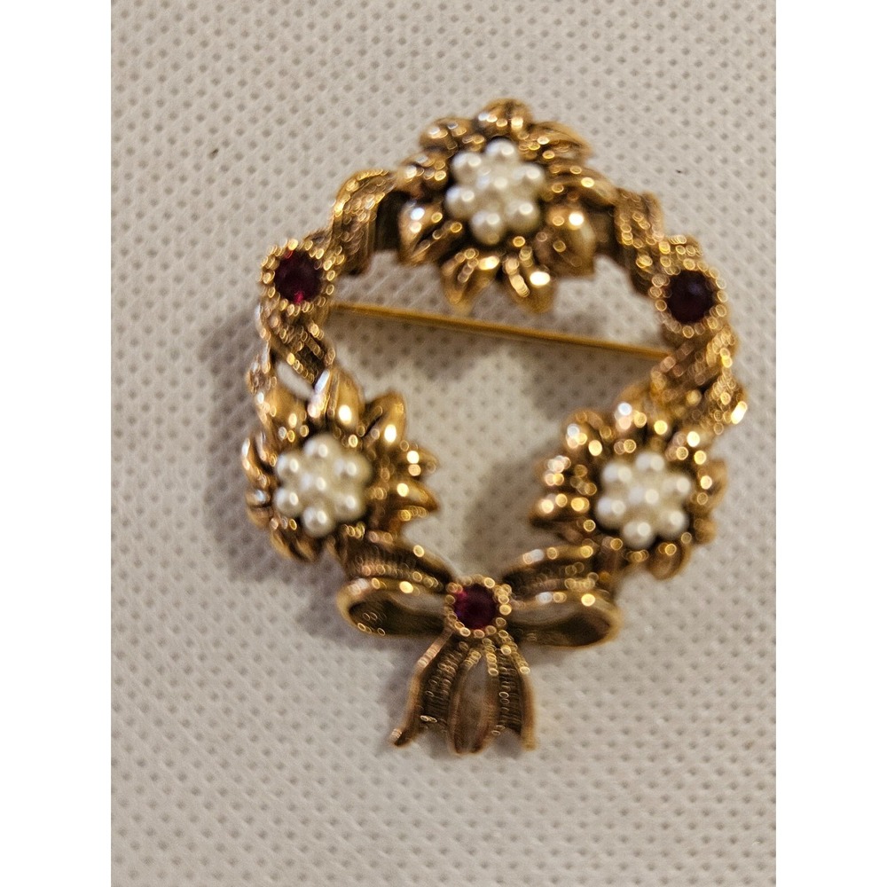 AVON Gold Tone Red Rhinestone FAUX PEARL Bow Wreath Vintage 80's Brooch Pin